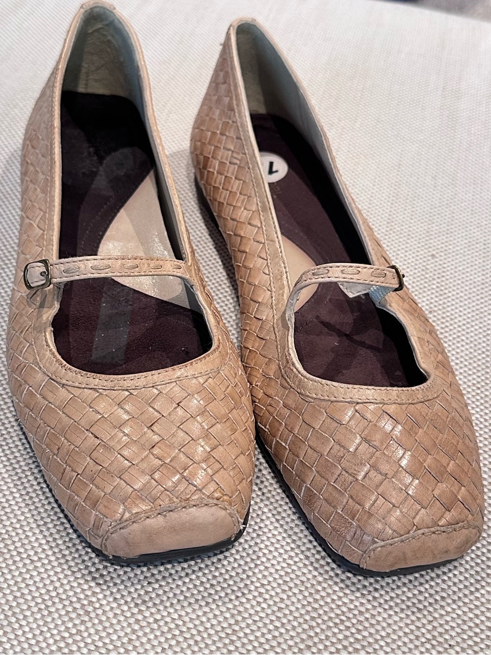 WHAT'S WHAT by AEROSOLS size 10 Tan Flat Loafers SO CUTE!